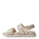 Sandalias planas color beige con tiras anchas y hebillas metálicas.