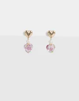 Par de aros colgantes cortos con pasante de corazón dorado, perla blanca y dije de vidrio transparente con diseño floral rosado y verde estilo vintage.
