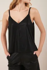 Top negro de cuero ovino con breteles finos y escote en V.