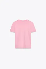Camiseta rosa de algodón con cuello redondo, manga corta y costura marcada en la espalda.