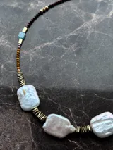 Gargantilla con cuentas de ojo de tigre, hematita y turmalina, con separadores de oro laminado 14k y tres perlas centrales.
