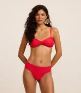 Bikini rojo de microfibra acanalada, compuesto por corpiño con breteles finos y bombacha de corte clásico con laterales anchos.