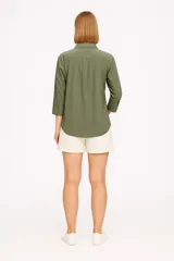 Camisa blanca de algodón, de corte holgado, con cuello camisero y mangas 3/4.