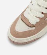 Championes de mujer marca Satinato confeccionados en PU con recortes contrastantes en tonos beige, crema y marrón. Poseen punta redonda, cierre por cordones blancos y suela de plataforma bicolor.