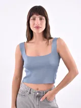 Musculosa celeste de tejido de punto con cuello cuadrado y breteles anchos.