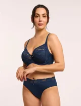 Panty brief azul marino con cobertura completa en la parte trasera y detalle de encaje en la cintura. Confeccionada en microfibra suave y liviana con elásticos planos en las piernas y cintura. Refuerzo 100% algodón.