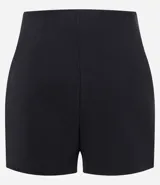 Short negro de tiro alto, corte recto y corto, con cierre lateral de cremallera.