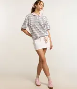 Remera de media malla con cuello polo, manga corta y estampado de rayas horizontales en tonos rosa, blanco y azul.