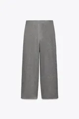 Pantalón de tiro alto color beige, con cintura elástica y pierna recta.