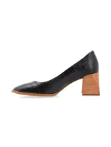 Zapato de cuero negro con taco de 6,8 cm y remache metálico, diseño contemporáneo perfecto para looks semi-formales.