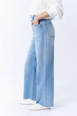 Pantalón de jean celeste de corte wide.