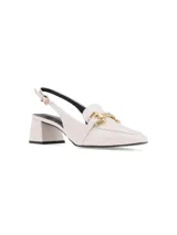 Zapato mule negro de cuero napa con punta cuadrada, taco cuadrado forrado y ornamento metálico dorado.