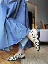 Mules con estampado animal print, con puntera cerrada y tira trasera.