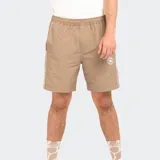 Short deportivo color beige con cintura elástica, cordón de ajuste y logo Converse en la pierna izquierda.