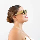 Lentes de sol rectangulares color verde pastel con lentes oscuros y filtro UV400.