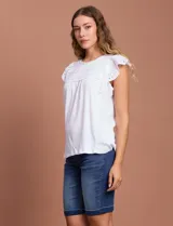 Blusa blanca con detalles de crochet en cuello, mangas y pecho.