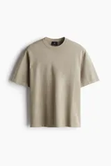 Remera color beige de punto suave con cuello redondo con ribete acanalado y bajo recto.