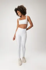 Calza deportiva blanca de tiro alto con detalle en los laterales.