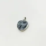 Dije en forma de corazón elaborado en plata 925, con piedra de obsidiana copo de nieve.