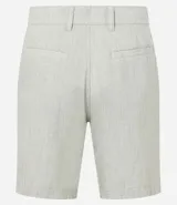 Bermuda de hombre en lino color gris claro, de corte recto, con textura discreta, bolsillos laterales y cierre frontal con botón y cremallera.