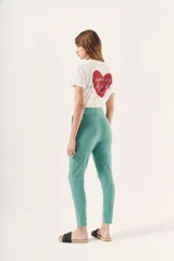 Pantalón de jogging color verde agua, de corte relajado, con cintura elástica y cordón de ajuste.