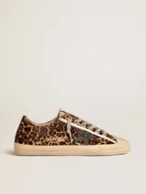 Zapatillas Golden Goose modelo V-Star 2 con estampado animal print de leopardo, estrella lateral negra y cordones grises.