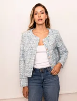 Chaqueta de tweed azul con cuello a la base, abertura central y bolsillos delanteros. Puños con aplique de botones perlados y forro interno.