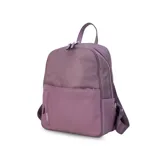 Mochila color beige de nylon resistente, con cierre principal y bolsillo frontal. Cuenta con detalle en simil cuero y bolsillo pequeño. Bolsillo trasero con cierre y bolsillos laterales para mayor comodidad. Correas a tono.