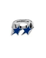 Anillo plateado con dos estrellas azules esmaltadas en el frente y la inscripción "TwoJeys" grabada en el interior.
