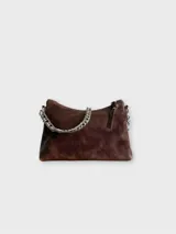 Cartera amarilla de cuero con forma de media luna, cierre superior y correa de cadena plateada.