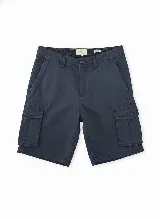 Bermuda cargo color verde oliva, con bolsillos laterales amplios, botón y cierre. Confeccionada en tela resistente y liviana.