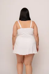 Babydoll corto blanco con corpiño de encaje lila y breteles finos regulables.