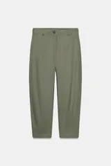 Pantalón capri color verde militar confeccionado en lino, de tiro medio, con bolsillos laterales y traseros. Cierre frontal con cremallera y botón.