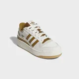 Championes Adidas Forum Bold Stripes, blancos con detalles en color caramelo, con plataforma.