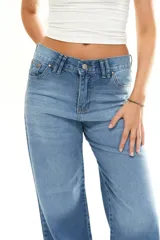 Pantalón de jean celeste con corte recto y tiro bajo. Presenta un degradado en la parte inferior de las piernas.