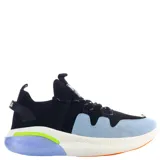 Championes urbanos negros acordonados con suela blanca y detalles en celeste, verde y naranja.