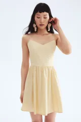 Vestido corto color crema, de algodón, con breteles finos, escote corazón, cuerpo entallado, espalda fruncida y falda con vuelo.