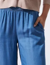 Pantalón largo azul de lyocell, corte ancho tipo wide leg, con pretina elastizada.