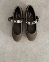 Ballerinas de gamuza color borgoña con correa sobre el empeine adornada con apliques de strass y hebilla metálica.