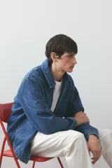 Campera de denim azul con cuello clásico, cierre frontal con cremallera, bolsillos laterales insertados al bies, un bolsillo interior, puños y bajo con elástico revestido. Forrada y de corte estándar.
