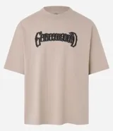 Remera overboxy de algodón color beige con estampa de calavera con rosas y lettering "greatful dead".