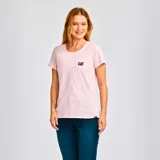 Remera rosa de algodón con cuello redondo y mangas cortas. Logo de CAT estampado en el pecho.