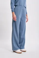 Pantalón deportivo azul con efecto lavado y corte ancho.