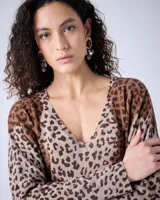 Sweater de cashmere con estampado animal print, cuello en V, corte oversize, mangas largas y terminaciones acanaladas.
