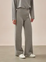 Pantalón de tejido acanalado color gris melange, de tiro alto y corte ancho (wide leg).