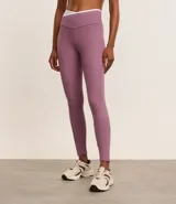 Calza deportiva color lila con cintura alta en V bicolor, confeccionada en microfibra ligera.