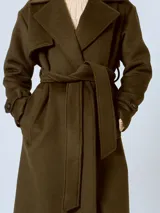 Tapado largo color verde militar, con cuello solapa, corte recto y cinturón para ajustar en la cintura.