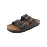 Sandalias marrones con doble tira y hebilla ajustable, plantilla anatómica y suela de goma.