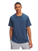 Remera azul de hombre Under Armour, de corte clásico, manga corta y cuello redondo. Presenta el logo de la marca bordado en el pecho.