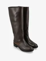 Bota alta de cuero negro con caña lisa y diseño minimalista.